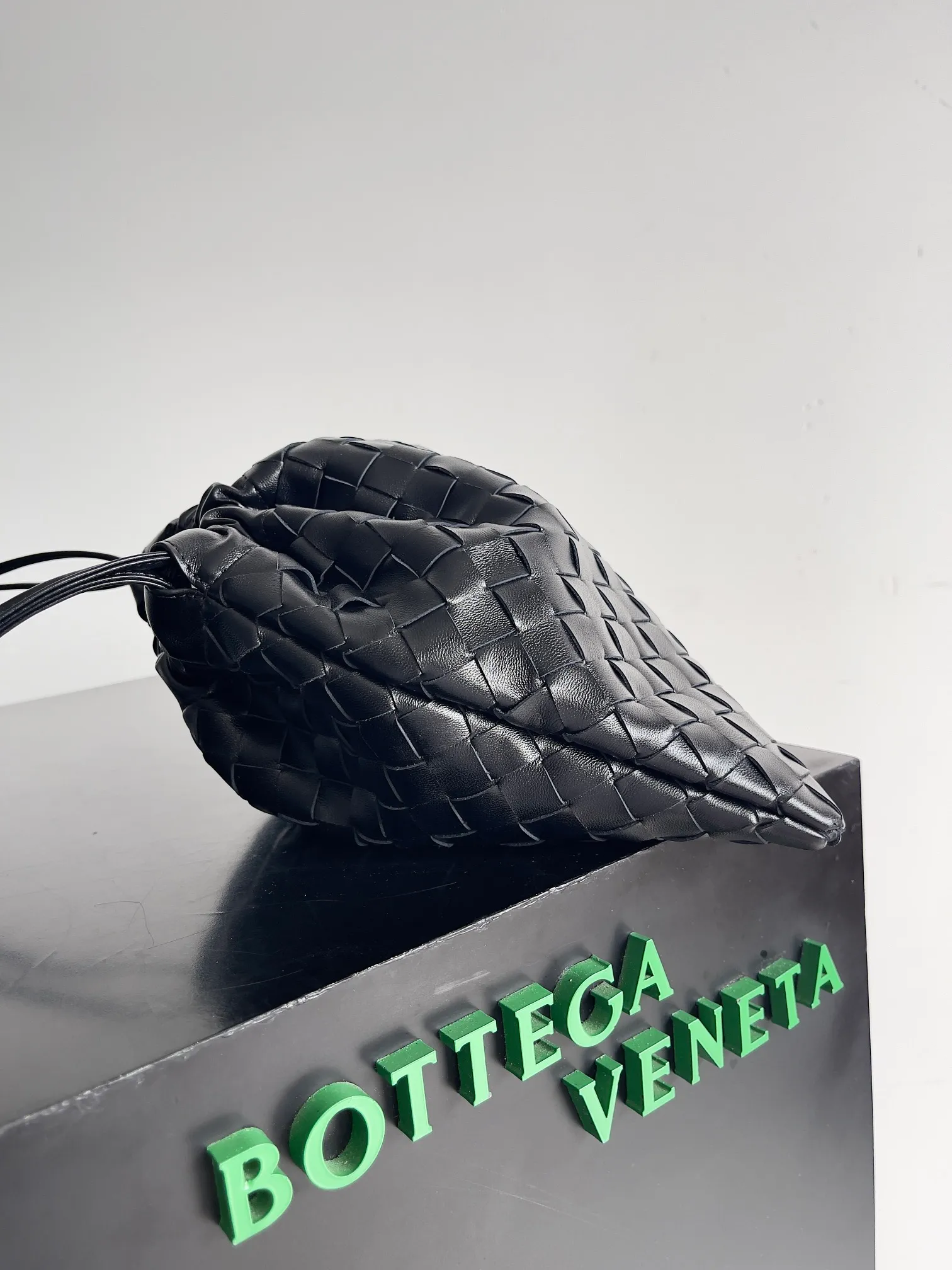 Batch 1560 Armpit bags have become a fashionable item that every girl has in their hands in recent years🛍️. The elegant and simple style has won the love of many people of different ages. However, there is an unavoidable trouble with armpit bags, that is, the capacity is too small, and BOTTEGA VENETA’s new Dustbag Considering people's travel needs, the capacity of garbage bags has been greatly upgraded. Folding umbrellas, water cups, and girls' makeup powder and lipstick can all be accommodated. It is very light and resistant to dirt. Even if you have a lot of things when traveling, it can reduce the burden to a certain extent. The shoulder straps are buckled and can be changed at will. It can be used for hand holding or as the liner of a large bag. After the drawstring is drawn, it looks like a cloud bag. It is very suitable for concave styling when traveling in summer🙋🏻‍♀️ Style number: 796728 Size: 32*23*1cm